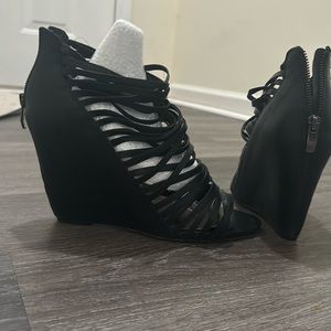 Strapping leather wedge sandals